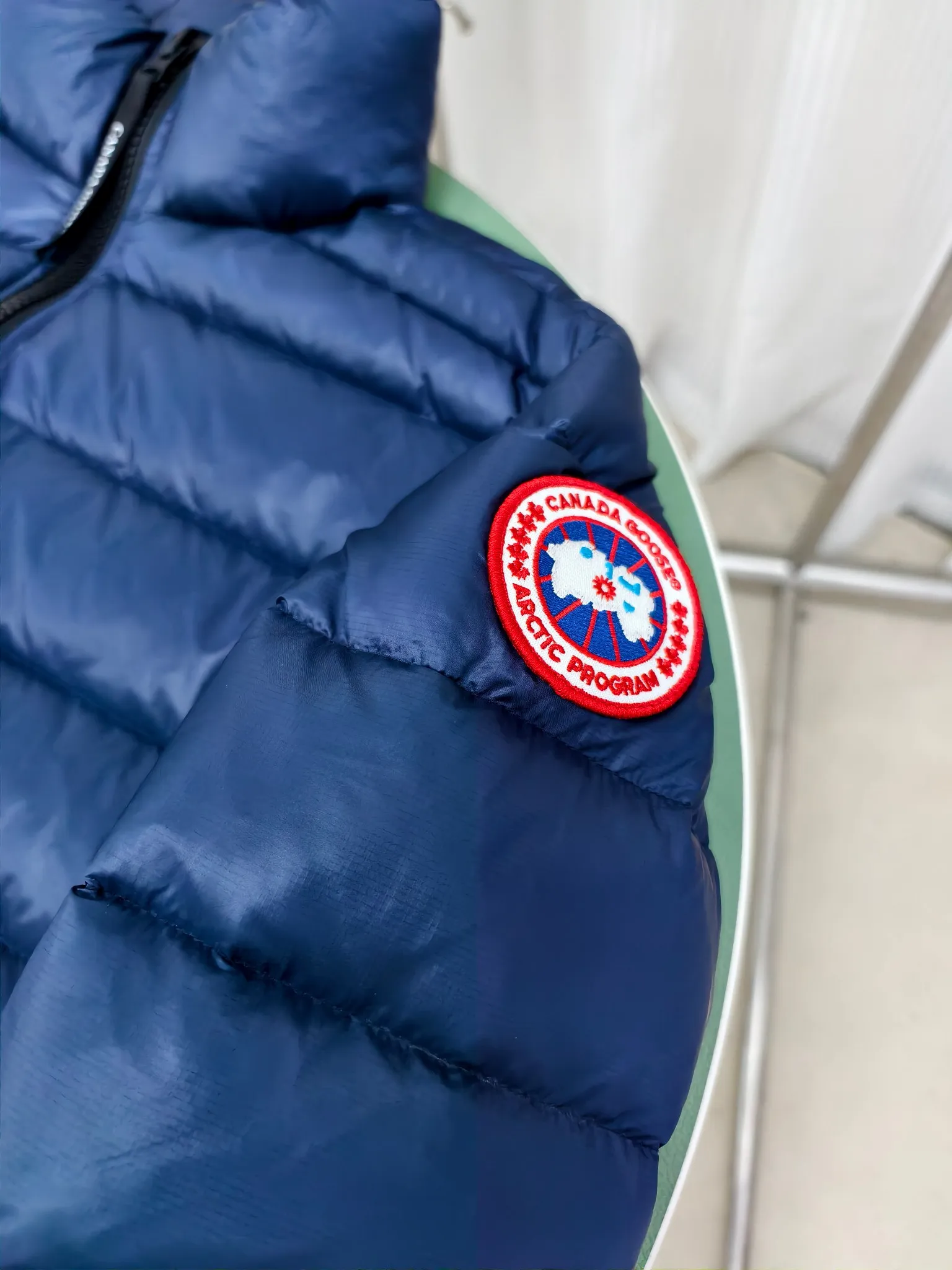 P880 2228M model (high version) Canada goose Crofton down jacket, this is a down jacket suitable for late autumn and early winter: on cold and rainy mornings, it can be used as a layer of warmth inside the rainproof jacket, and can be worn alone in the late autumn and early winter with a little bit of coolness. Filled with white duck down. The Crofton Jacket is a versatile, lightweight and versatile piece that even packs itself in for easy transport. The inner layer has removable elastic straps, making the jacket easy to carry on the shoulder and hands-free. 2 zippered hand pockets with fleece fabric on the knuckle side for softness and warmth. Color: black with black label, black with red label, ocean blue, superoxide blue, silver birch red label, silver birch black label Size: XS-2XL
